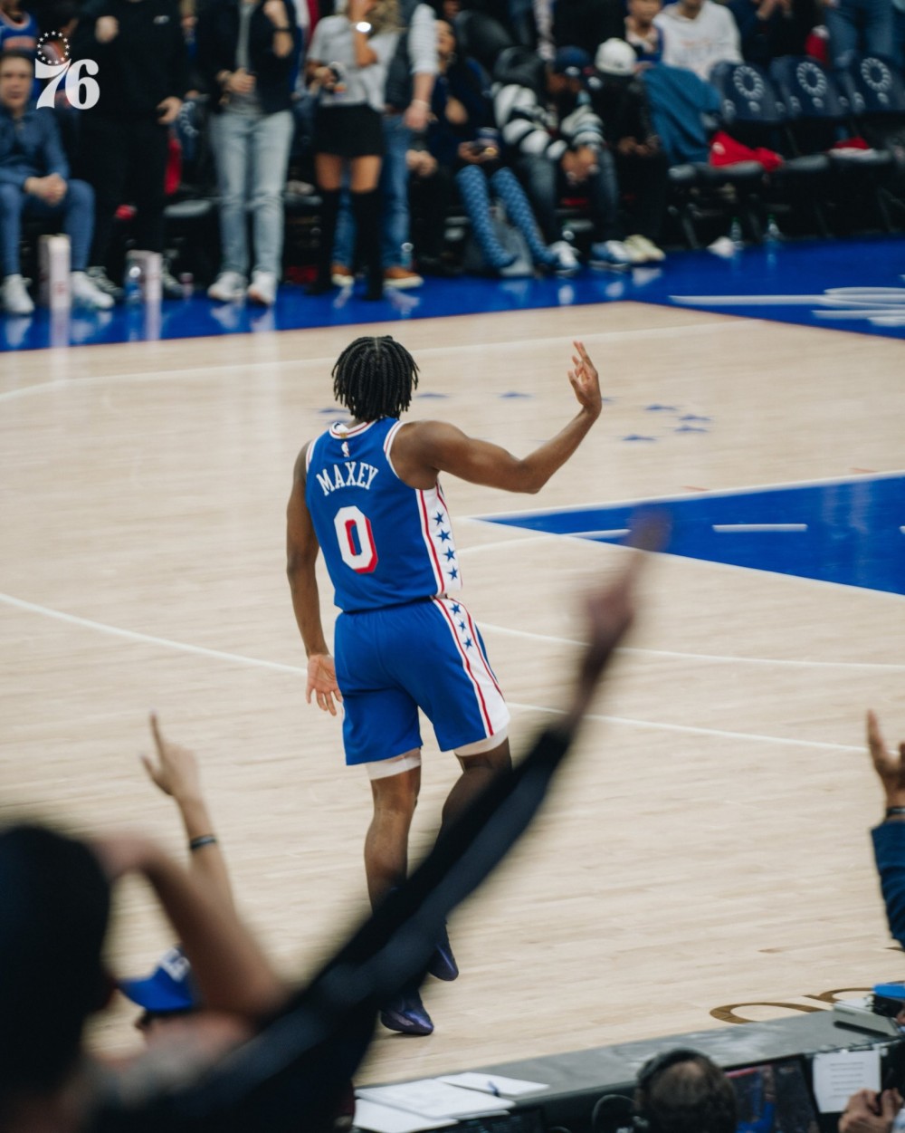 惡意抓腳犯規又踢蛋！Joel Embiid 狂轟 50 分帶領 76 人奪勝卻遭球迷撻伐，事後澄清：無意傷害任何人！