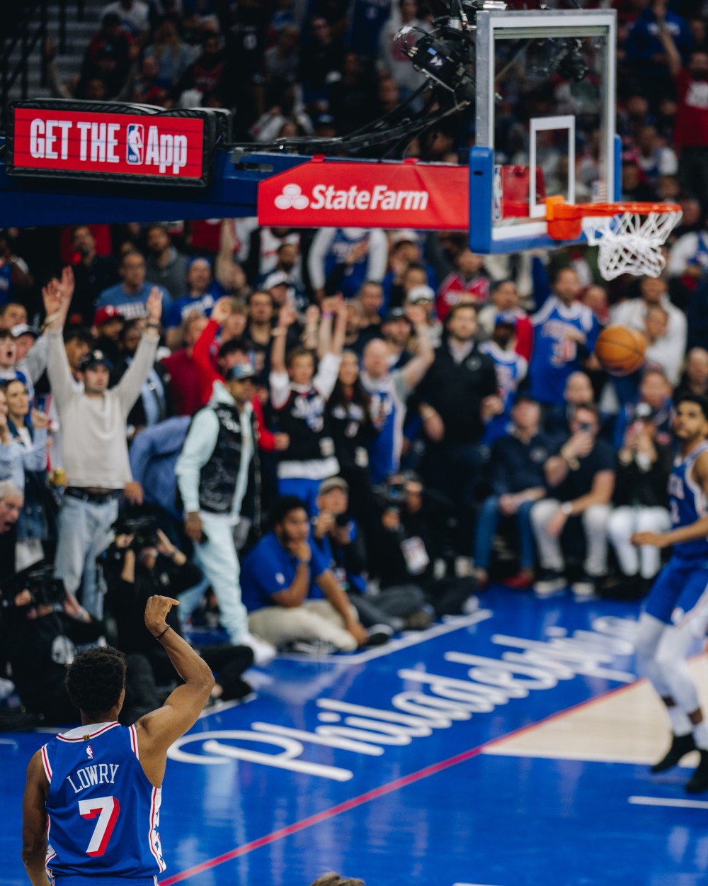 惡意抓腳犯規又踢蛋！Joel Embiid 狂轟 50 分帶領 76 人奪勝卻遭球迷撻伐，事後澄清：無意傷害任何人！