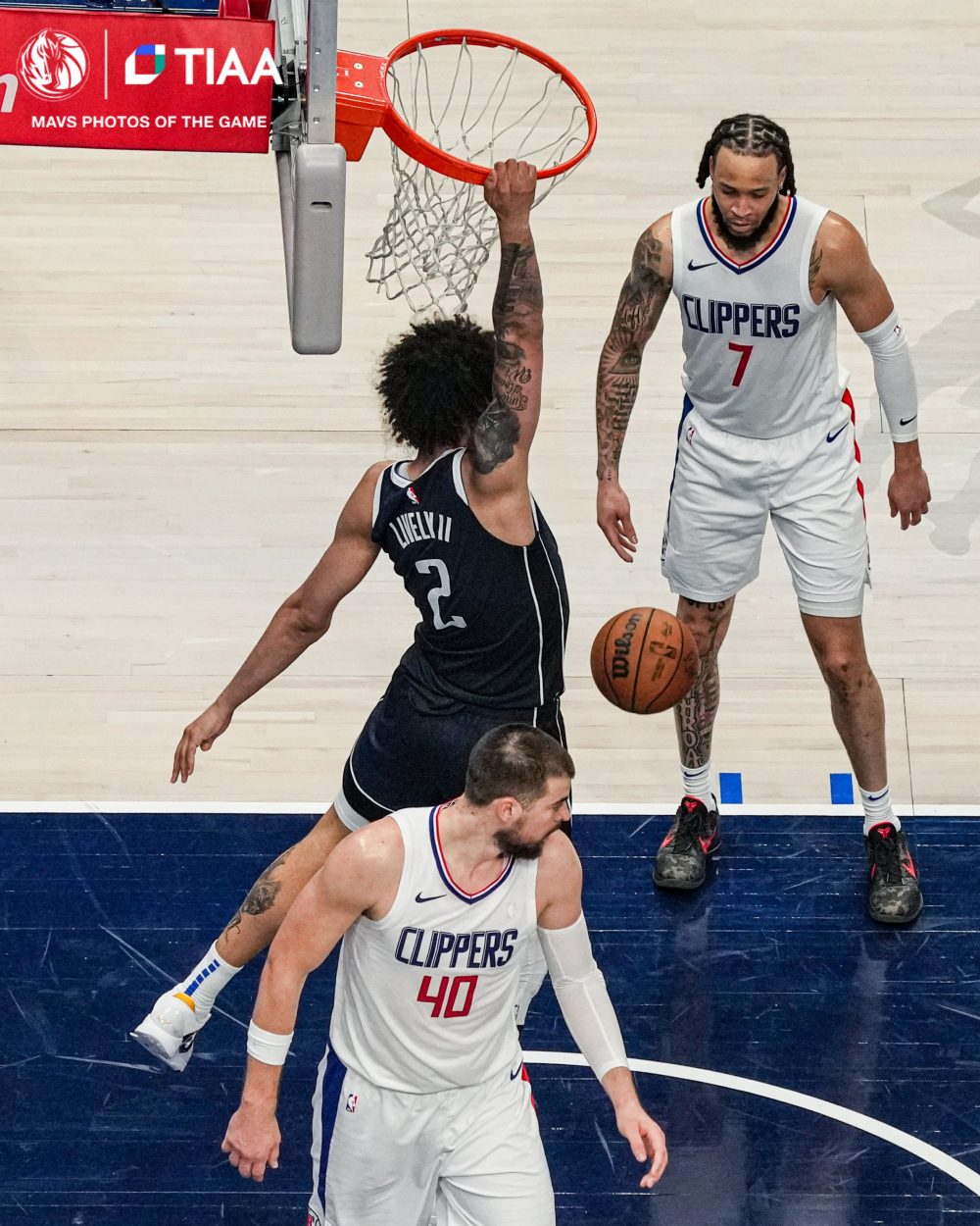 歐神仙降臨！Kyrie Irving 超神拉竿吃掉三名快艇球員得分，老闆庫班場邊露不可思議表情！