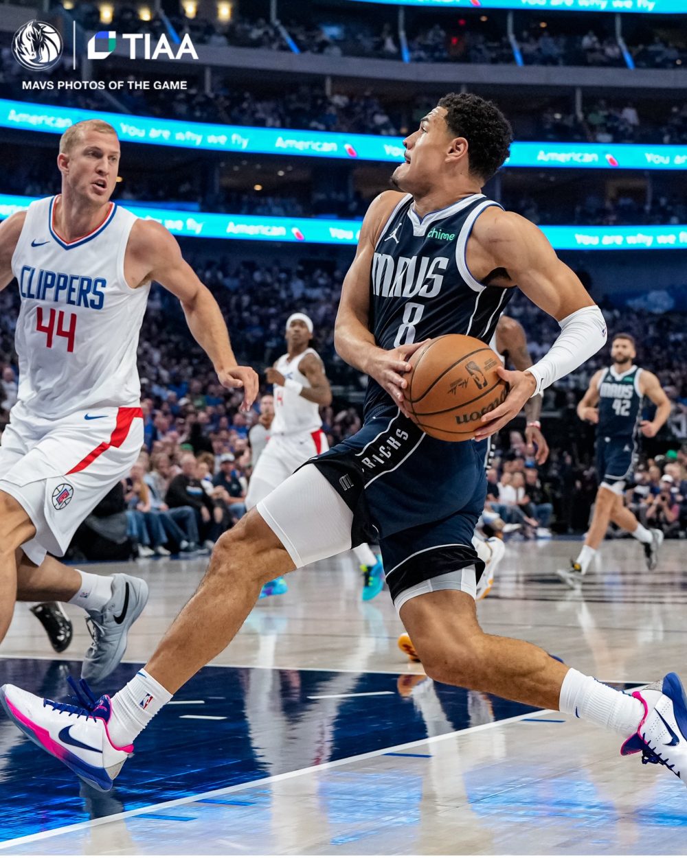 歐神仙降臨！Kyrie Irving 超神拉竿吃掉三名快艇球員得分，老闆庫班場邊露不可思議表情！