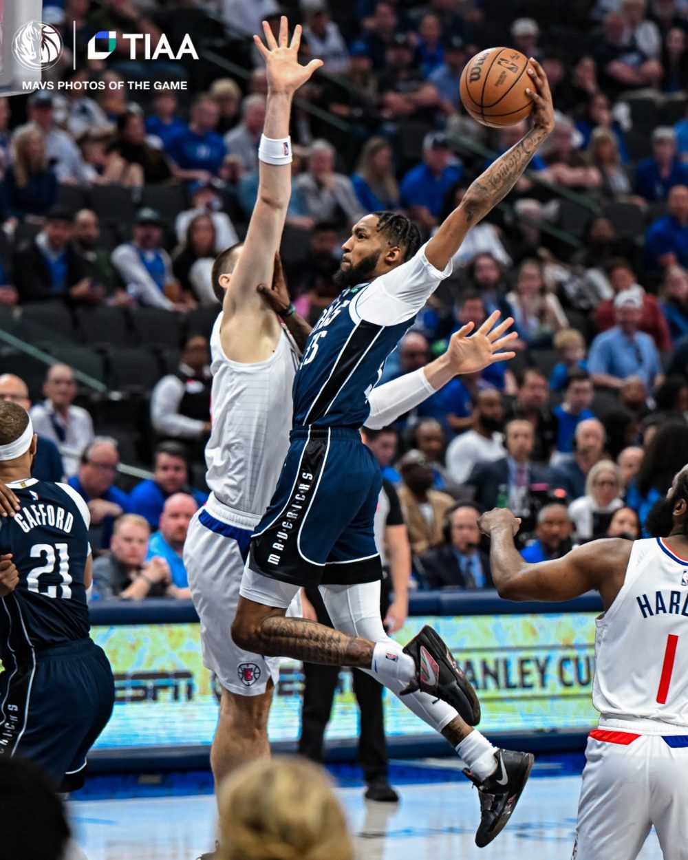 歐神仙降臨！Kyrie Irving 超神拉竿吃掉三名快艇球員得分，老闆庫班場邊露不可思議表情！