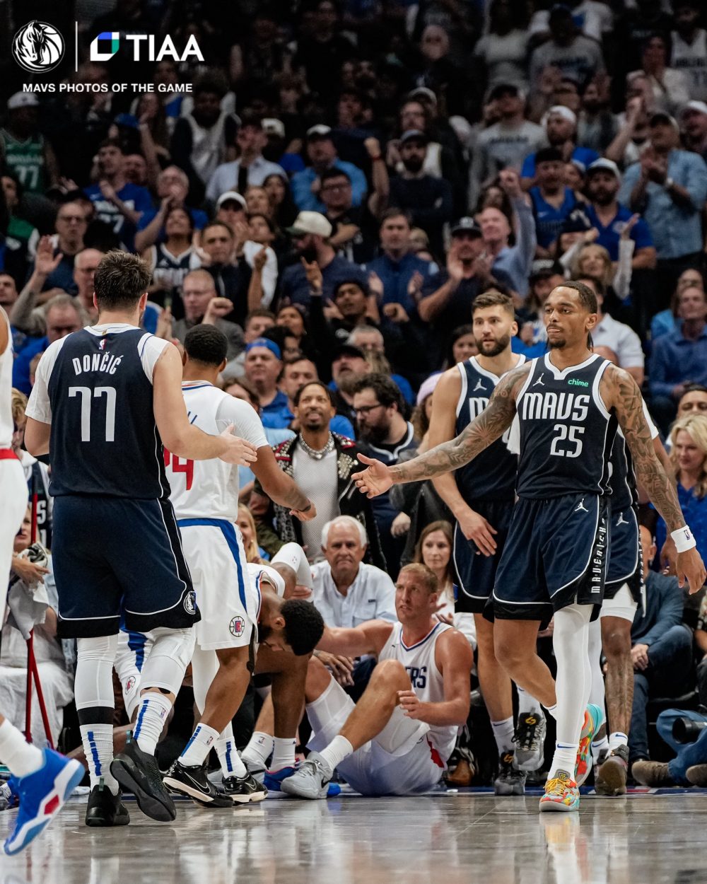 歐神仙降臨！Kyrie Irving 超神拉竿吃掉三名快艇球員得分，老闆庫班場邊露不可思議表情！