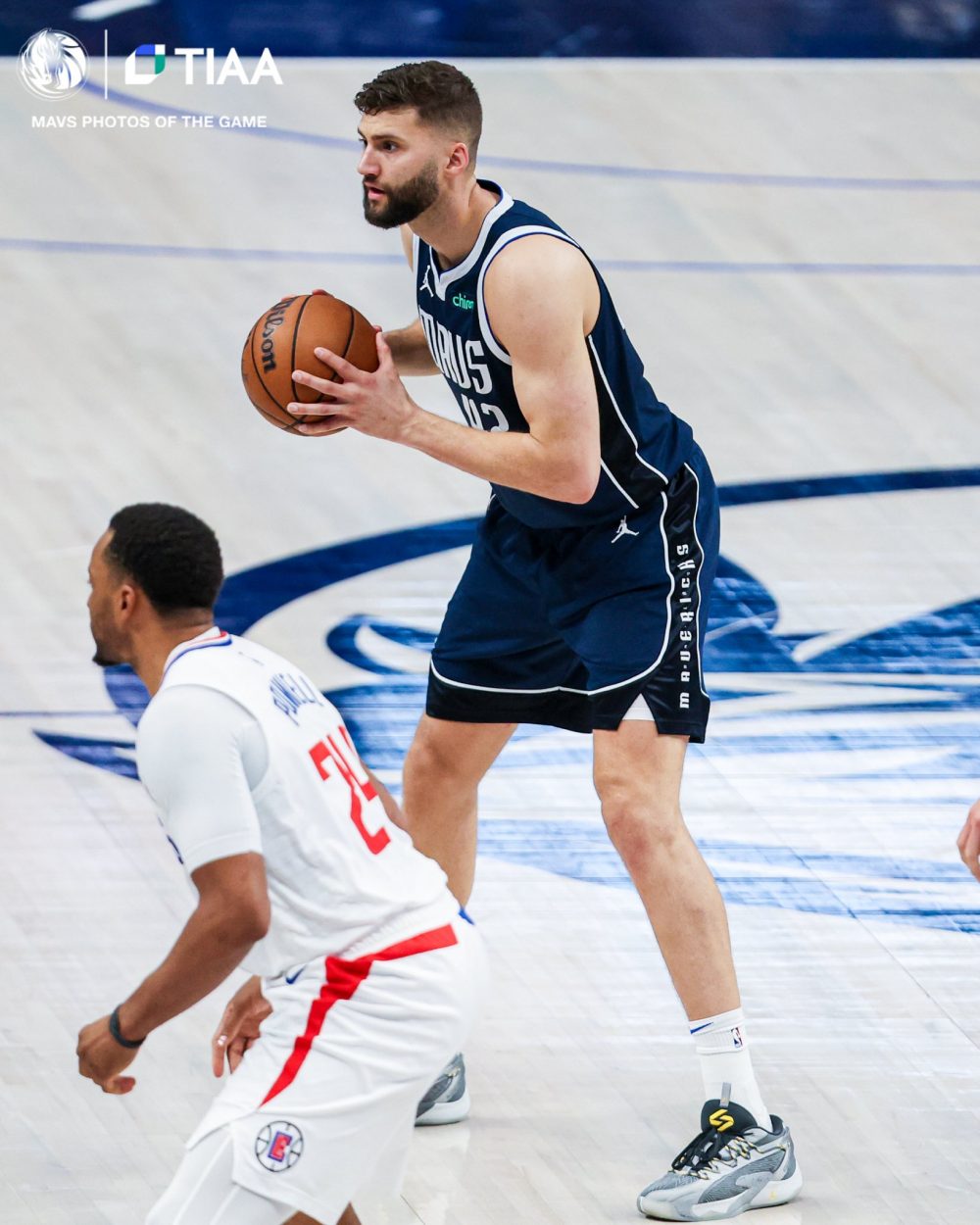 歐神仙降臨！Kyrie Irving 超神拉竿吃掉三名快艇球員得分，老闆庫班場邊露不可思議表情！