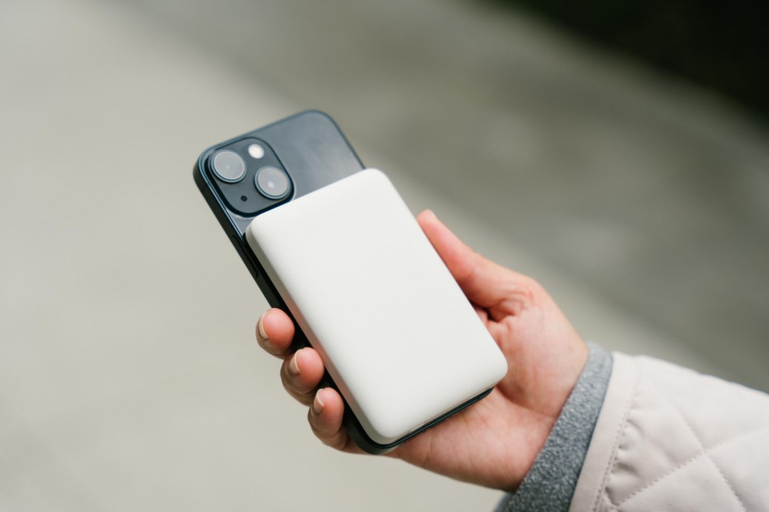 2024 無印良品3C好物推薦TOP.5：磁吸充電、快充插頭、手機掛繩...追加 3C 收納包出國超實用