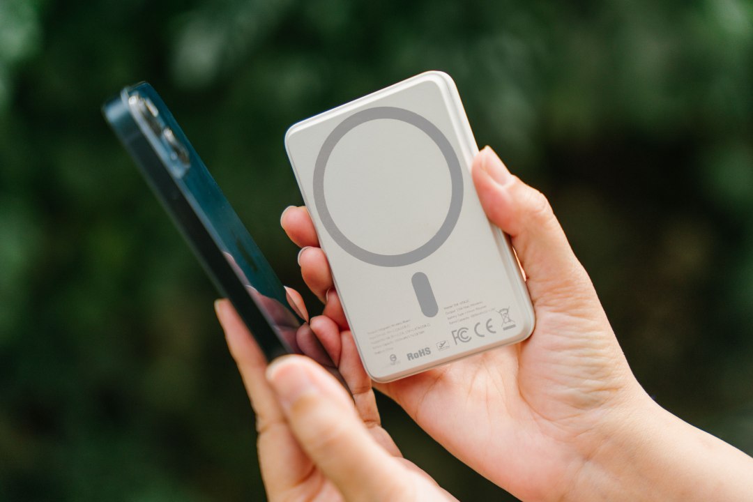 2024 無印良品3C好物推薦TOP.5：磁吸充電、快充插頭、手機掛繩...追加 3C 收納包出國超實用