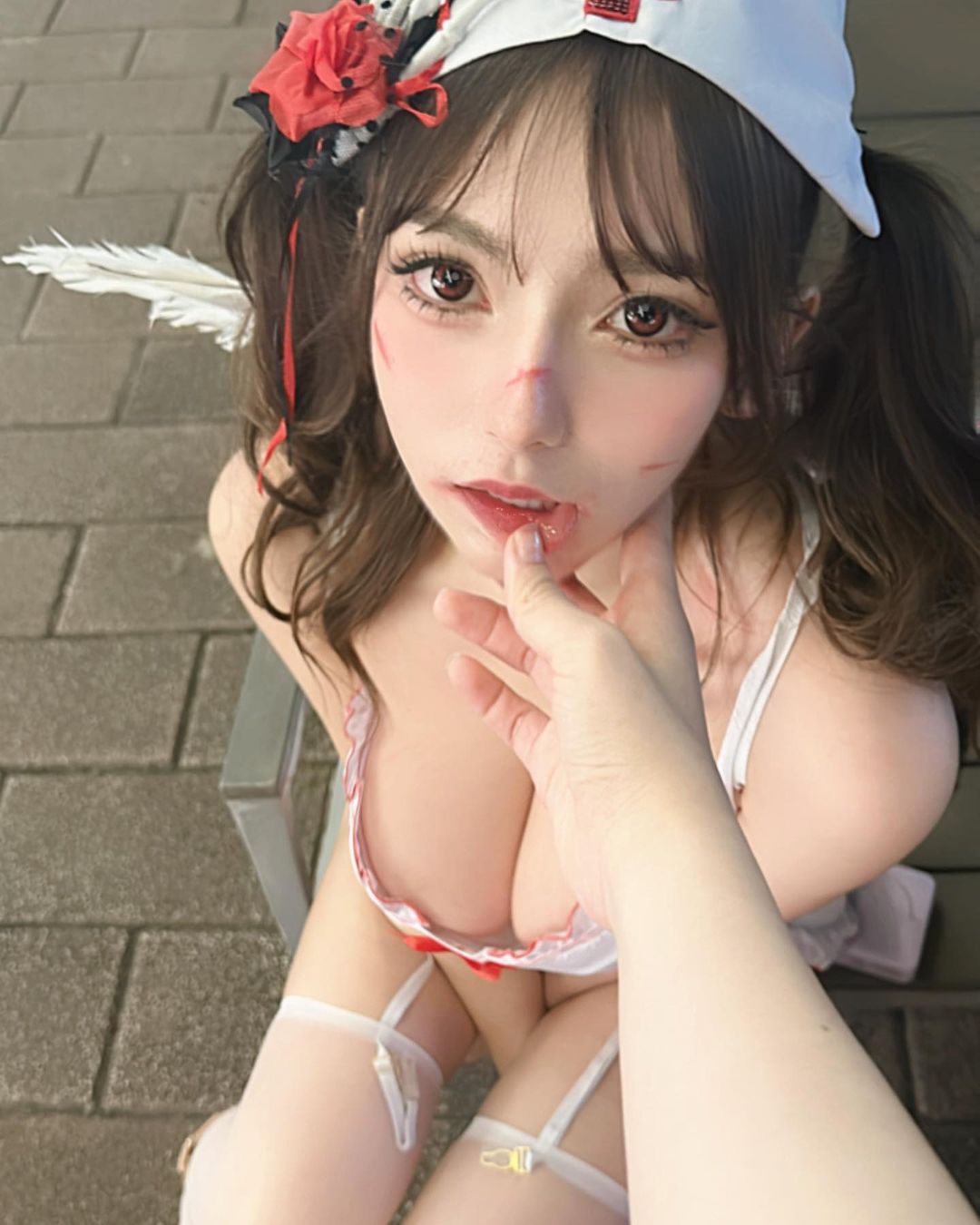 台德混血正妹舒舒穿校服打桌球謎之晃動爆紅！與林襄泡湯畫面太美！
