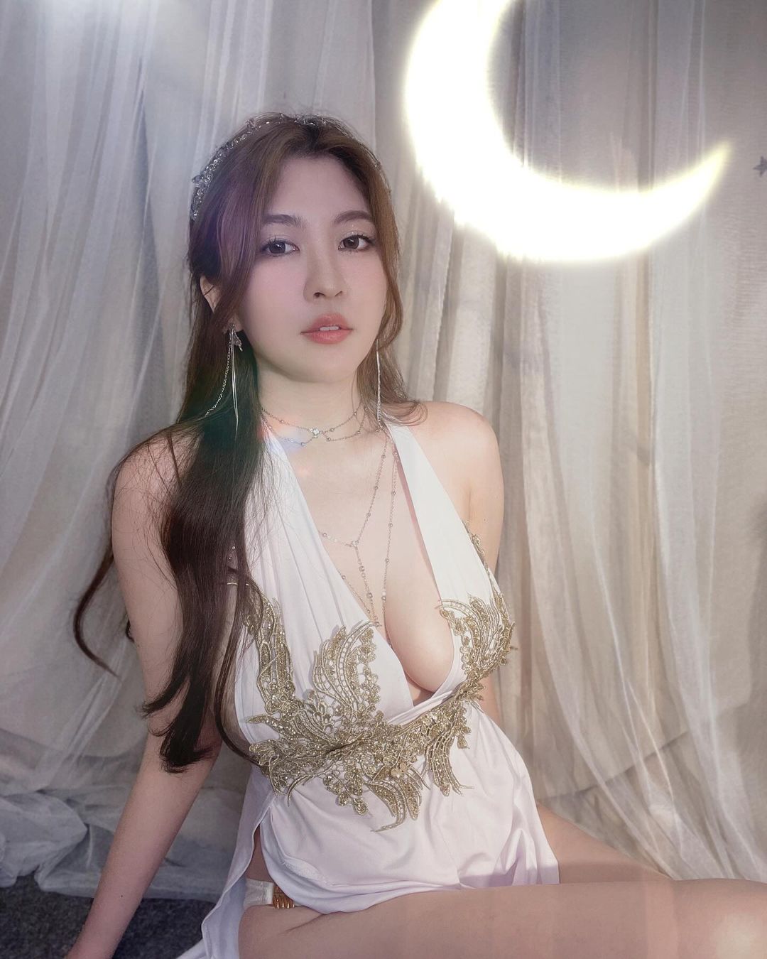 與寫真書比辣！正妹聲樂老師李藹蔚和服洩雪白美乳， 45 萬粉絲全嗨瘋！