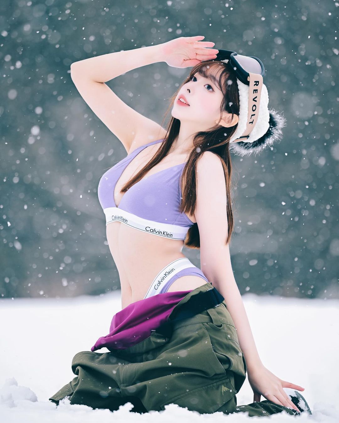 你的 CK 超人已上線！超辣甜美正妹 Holly　原來是醫學系高材生！
