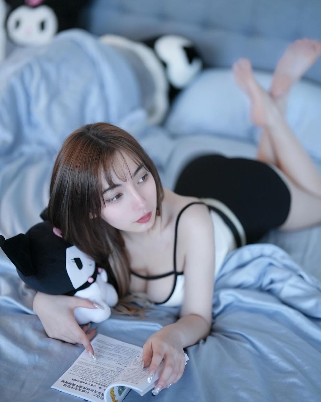 台德混血正妹舒舒穿校服打桌球謎之晃動爆紅！與林襄泡湯畫面太美！