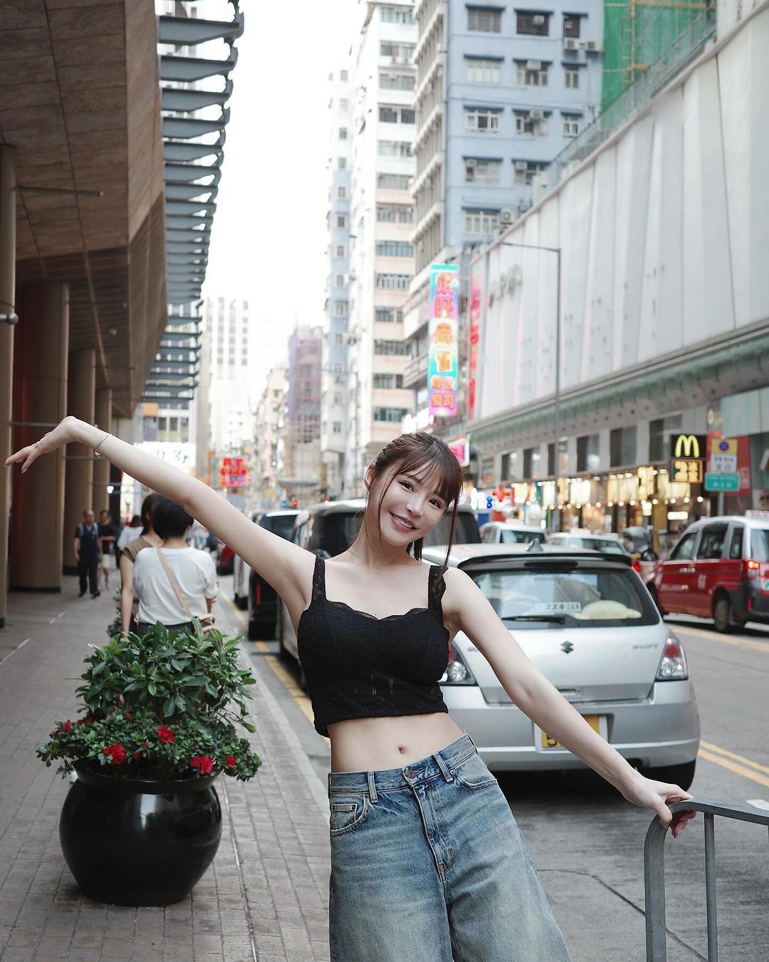 「寫真女神」元元收工後煩惱吃什麼？低胸深 V 洋裝炸出雙球，網友激動直喊：「吃我！」