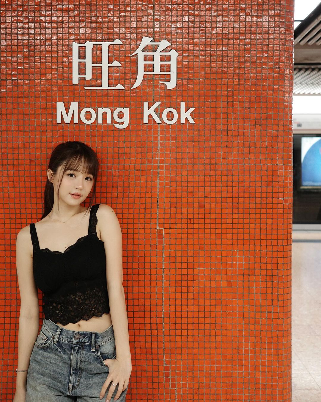 「寫真女神」元元收工後煩惱吃什麼？低胸深 V 洋裝炸出雙球，網友激動直喊：「吃我！」