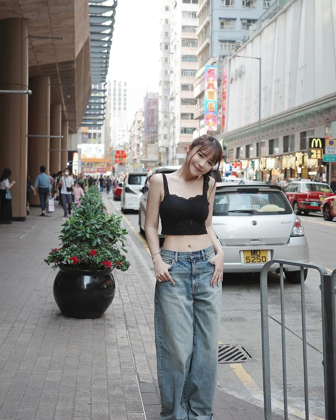 「寫真女神」元元收工後煩惱吃什麼？低胸深 V 洋裝炸出雙球，網友激動直喊：「吃我！」