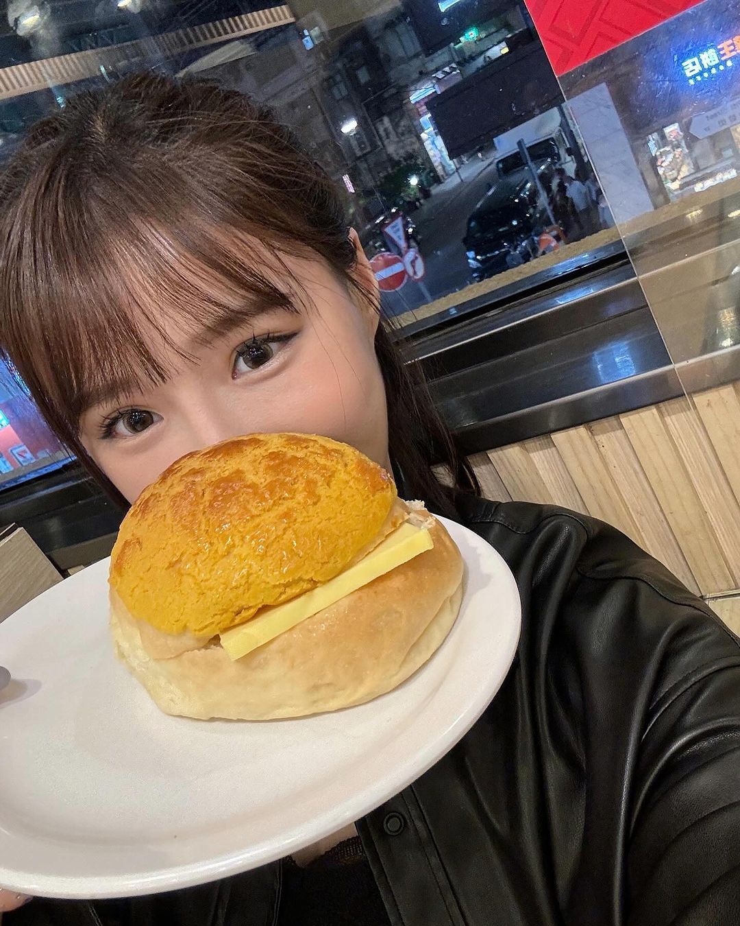 「寫真女神」元元收工後煩惱吃什麼？低胸深 V 洋裝炸出雙球，網友激動直喊：「吃我！」