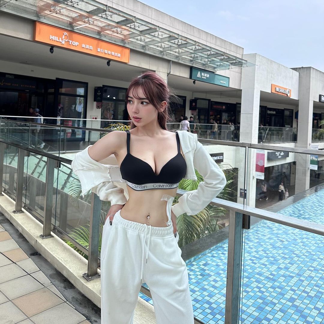 台德混血正妹舒舒穿校服打桌球謎之晃動爆紅！與林襄泡湯畫面太美！