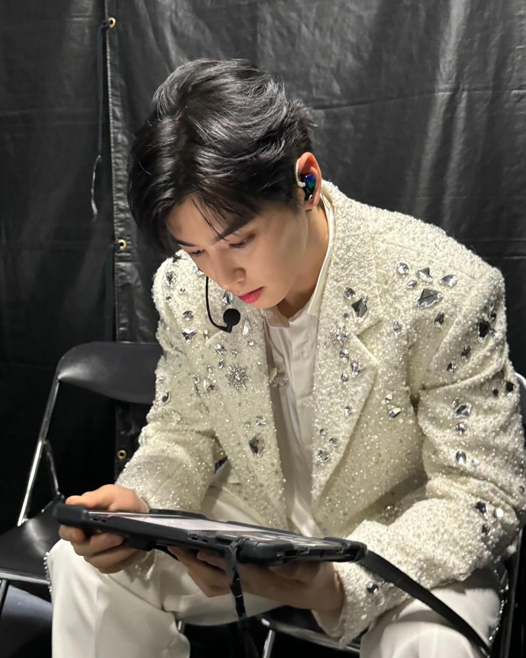 連腳趾都好看的男人！「臉蛋天才」車銀優遊日本脫口罩現神顏，狂粉驚喊：「不能成為你的妻子是多麼痛苦」全網笑翻！