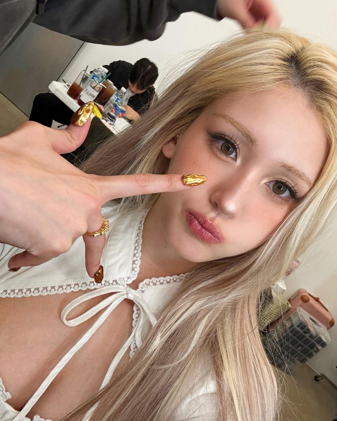 太炸裂！TWICE 彩瑛、Somi 手滑上傳「大尺度合照」引熱議！網驚：這是可以免費看的嗎？