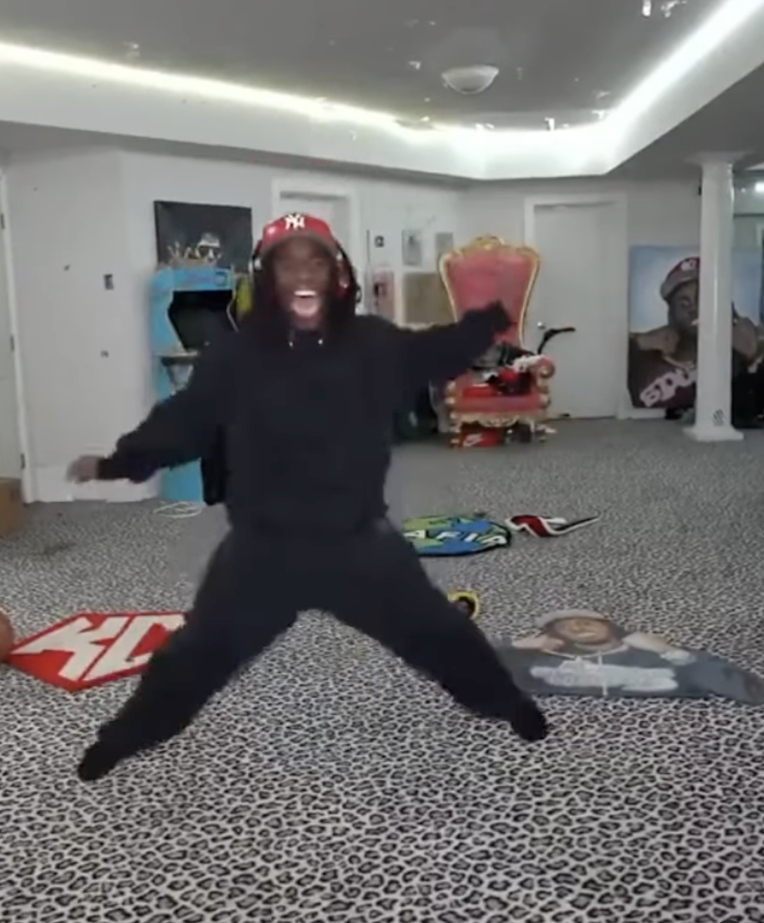 影 / Beef 結束了？ Ye 肯爺這次寄給 Kai Cenat 正確尺寸的 YEEZY 褲子，讓他開心大跳熱舞！