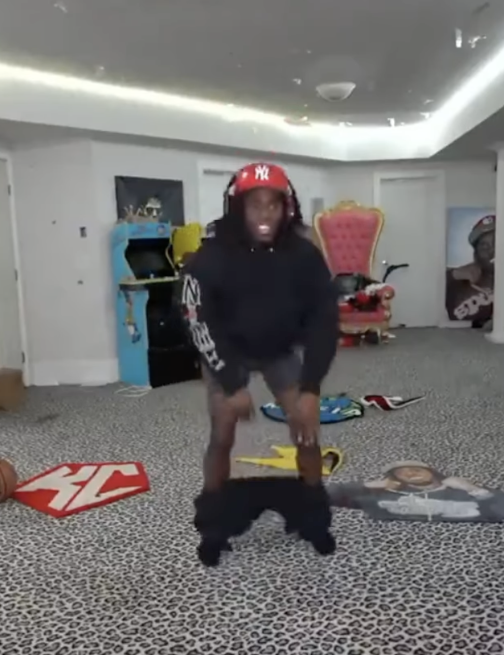 影 / Beef 結束了？ Ye 肯爺這次寄給 Kai Cenat 正確尺寸的 YEEZY 褲子，讓他開心大跳熱舞！