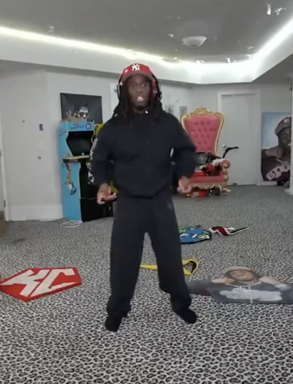 影 / Beef 結束了？ Ye 肯爺這次寄給 Kai Cenat 正確尺寸的 YEEZY 褲子，讓他開心大跳熱舞！