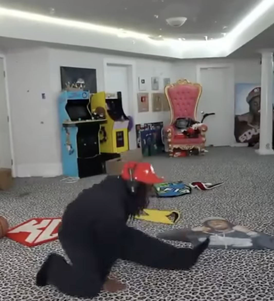 影 / Beef 結束了？ Ye 肯爺這次寄給 Kai Cenat 正確尺寸的 YEEZY 褲子，讓他開心大跳熱舞！