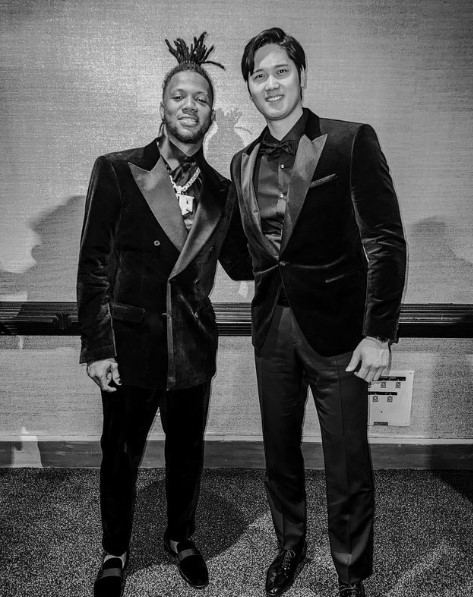 大谷翔平、田中真美子合體 ♡ 夫妻黑色系 OOTD 亮相藍地毯　手上鑽戒閃瞎球迷