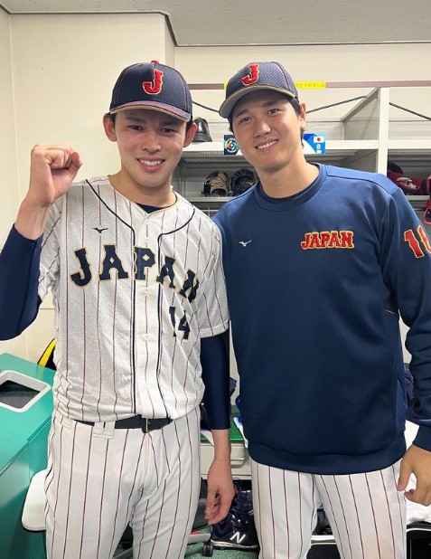 大谷翔平、田中真美子合體 ♡ 夫妻黑色系 OOTD 亮相藍地毯　手上鑽戒閃瞎球迷