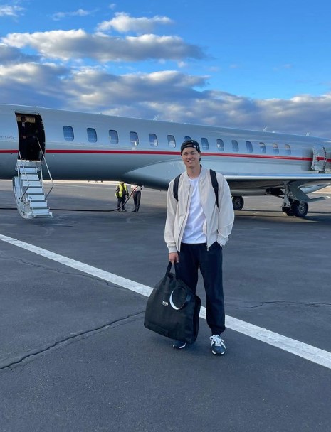 大谷翔平、田中真美子合體 ♡ 夫妻黑色系 OOTD 亮相藍地毯　手上鑽戒閃瞎球迷