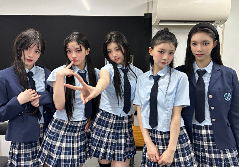 ILLIT 又爆風波！校慶表演現場影片曝光 韓網毒舌開酸「MIC 沒在嘴邊也有聲音的魔法」