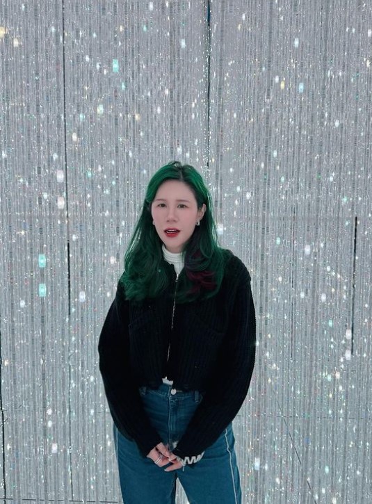 丹妮婊姐首公開與老公「黑豹」合照！粉絲一看驚喊：好像模擬市民走出來的人