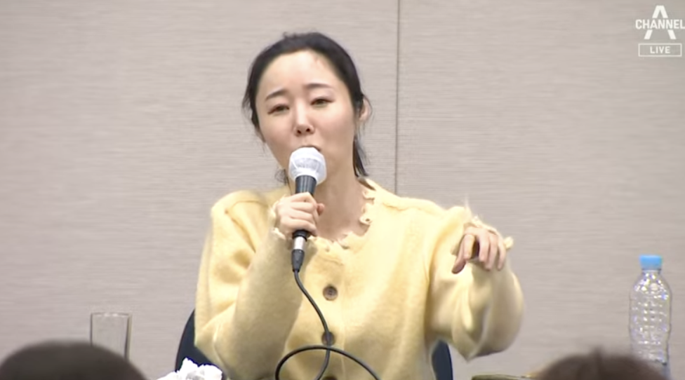 閔熙珍二度召開記者會！笑容滿面、亮麗登場，透露和 HYBE 有協商的可能性！網：完全是勝者姿態！