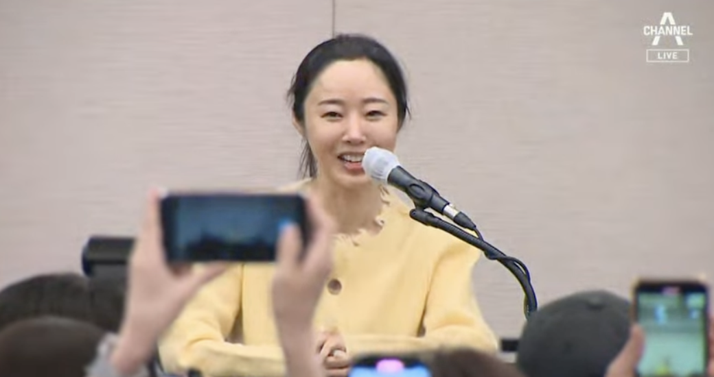 閔熙珍二度召開記者會！笑容滿面、亮麗登場，透露和 HYBE 有協商的可能性！網：完全是勝者姿態！