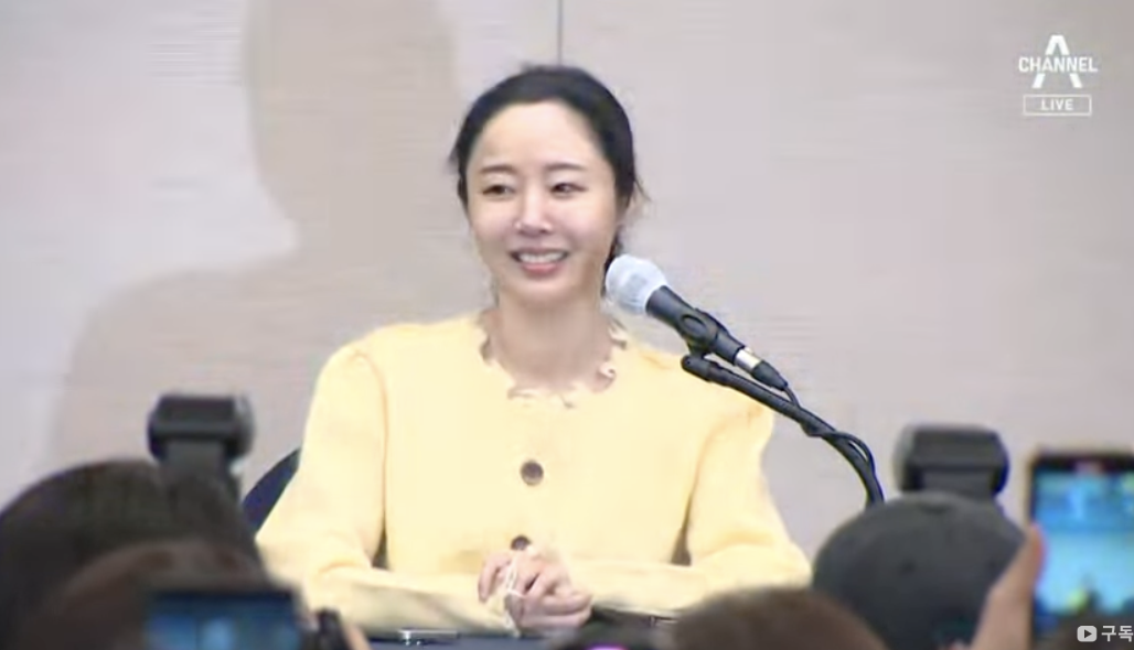 閔熙珍二度召開記者會！笑容滿面、亮麗登場，透露和 HYBE 有協商的可能性！網：完全是勝者姿態！