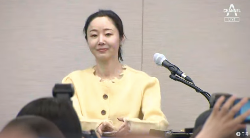 閔熙珍二度召開記者會！笑容滿面、亮麗登場，透露和 HYBE 有協商的可能性！網：完全是勝者姿態！