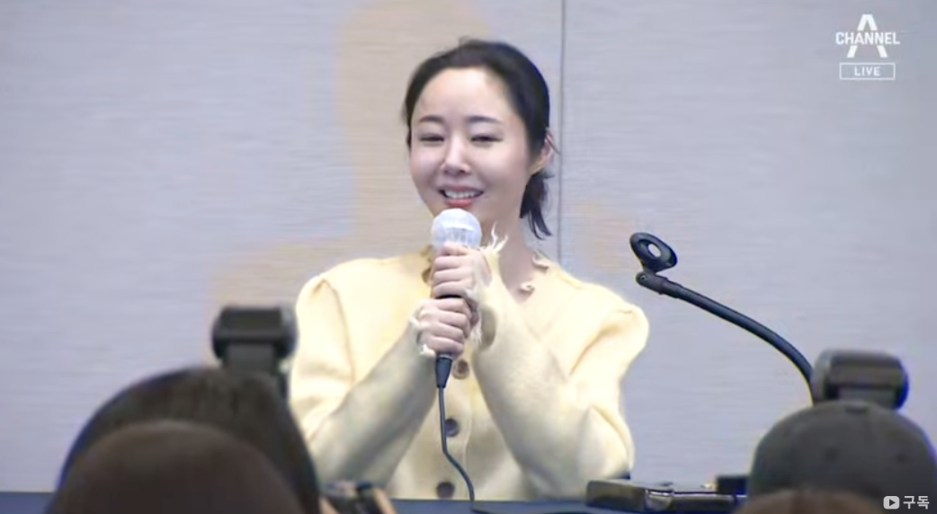 閔熙珍二度召開記者會！笑容滿面、亮麗登場，透露和 HYBE 有協商的可能性！網：完全是勝者姿態！