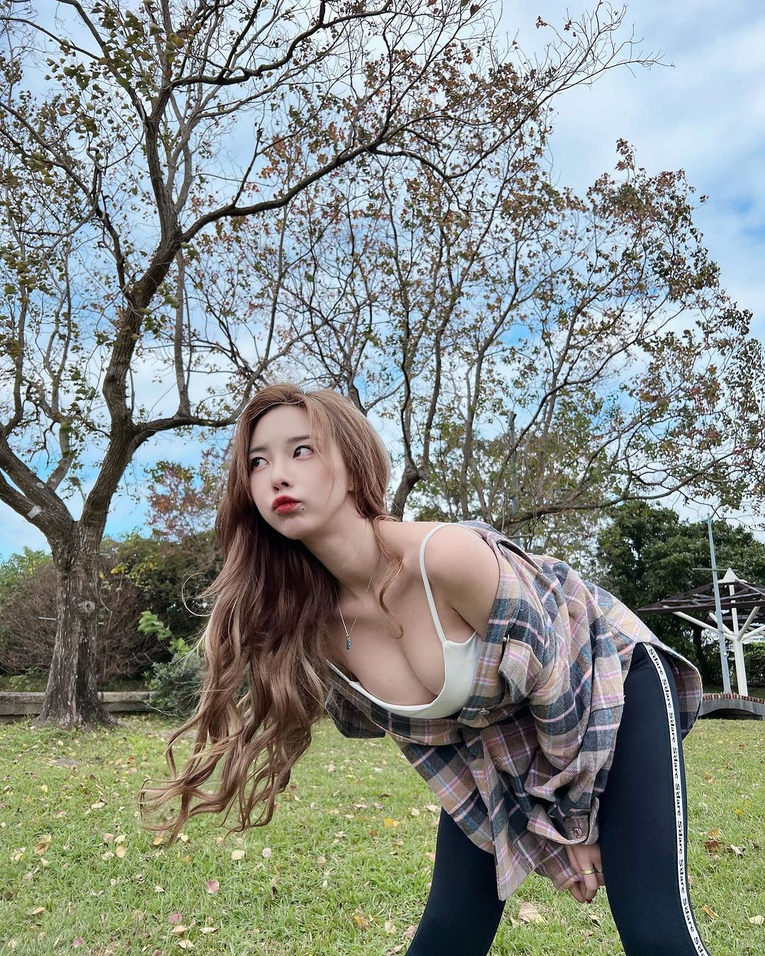 「雅典娜女帝」奎丁放送比基尼辣照：破 10 萬讚解鎖其他張！雪白深溝若隱若現網暴動：鼻血止不住！