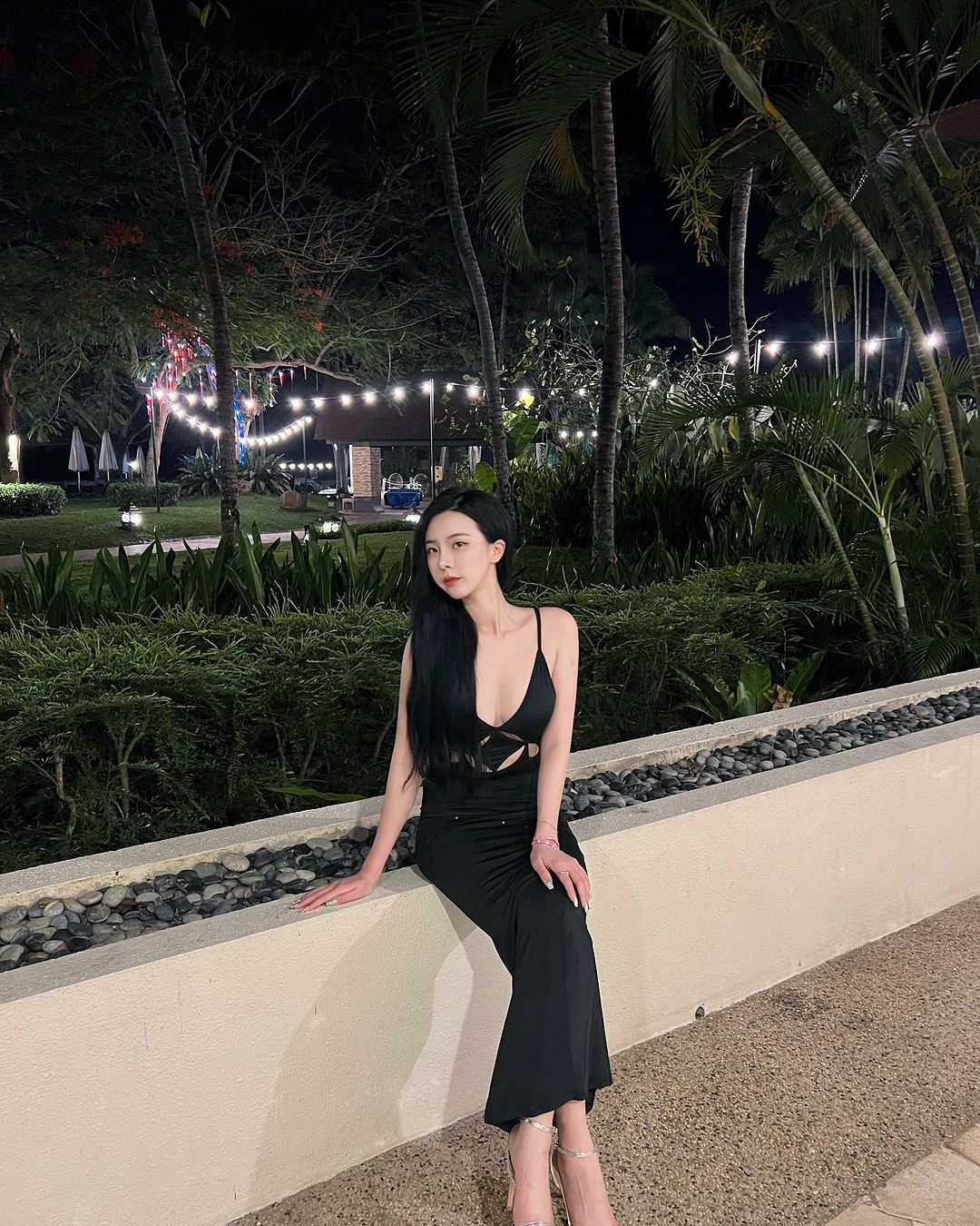 「雅典娜女帝」奎丁放送比基尼辣照：破 10 萬讚解鎖其他張！雪白深溝若隱若現網暴動：鼻血止不住！