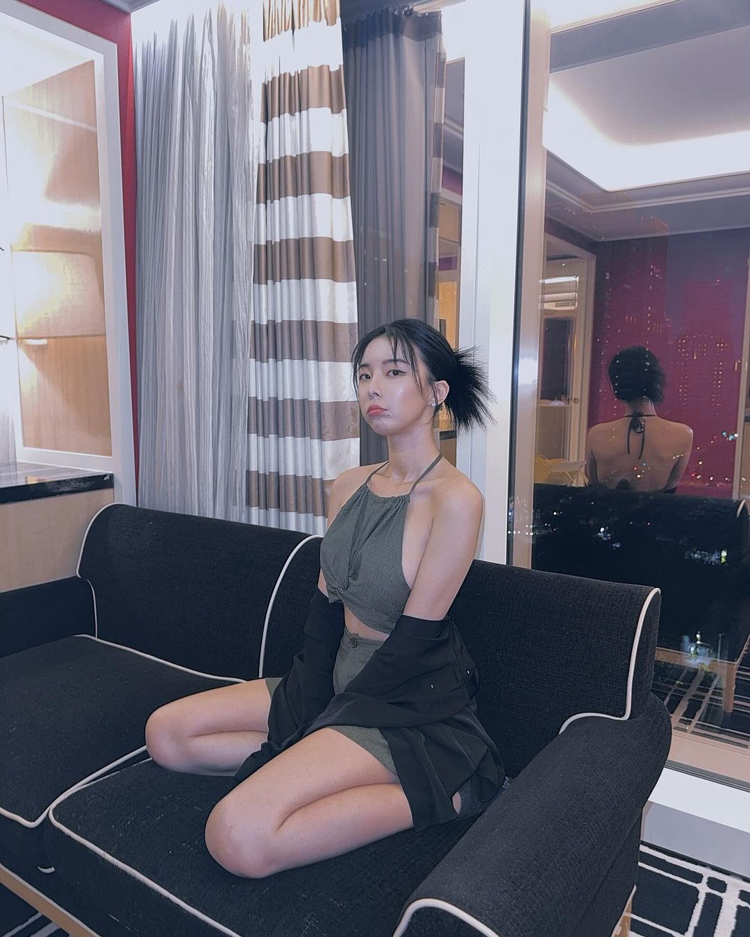 「雅典娜女帝」奎丁放送比基尼辣照：破 10 萬讚解鎖其他張！雪白深溝若隱若現網暴動：鼻血止不住！