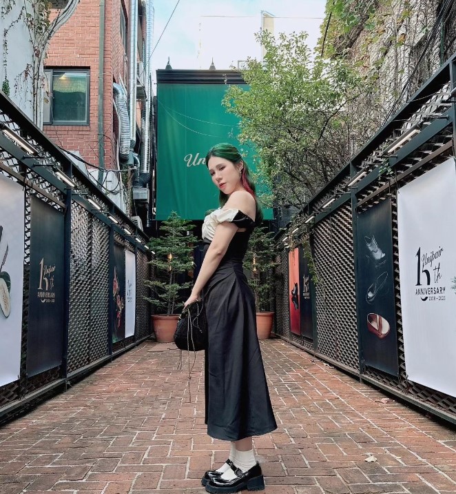 丹妮婊姐首公開與老公「黑豹」合照！粉絲一看驚喊：好像模擬市民走出來的人