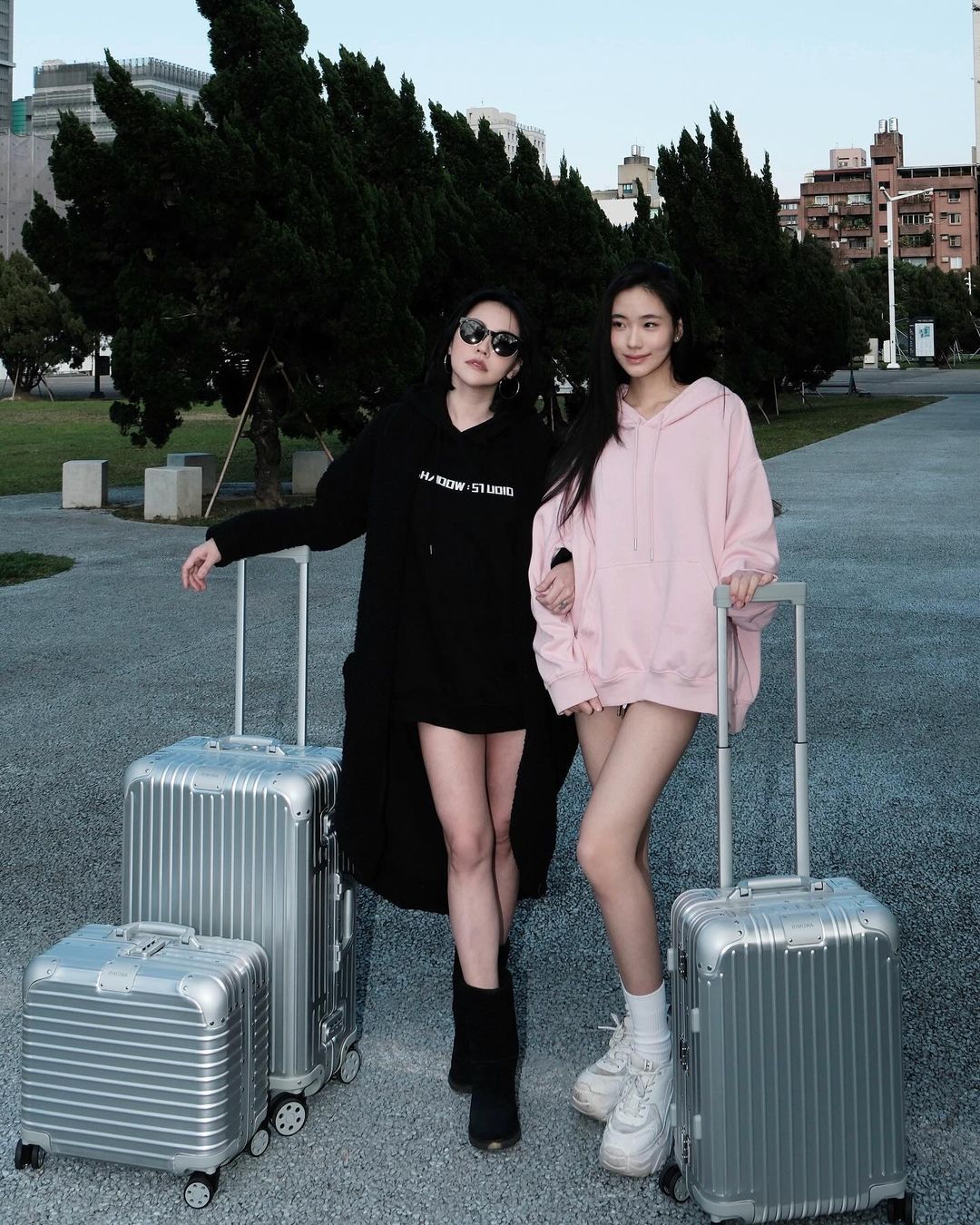 小 S 女兒「Lily許韶恩」曬辣照 6 連拍！超模氣勢狂放電 3.9 萬網友淪陷