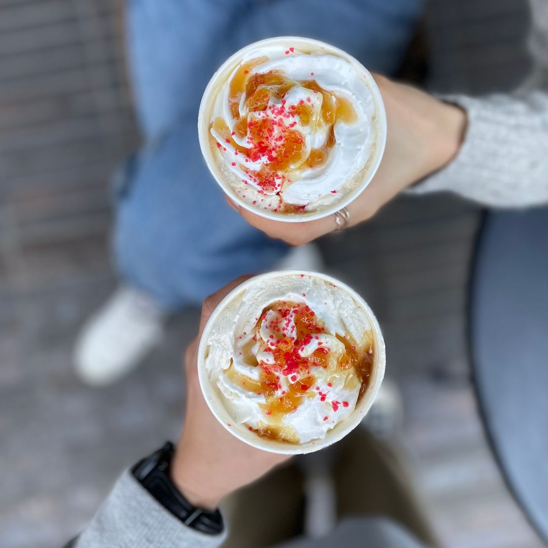 限時２天「買一送一」！揪媽媽來喝星巴克母親節限定「玫瑰荔枝咖啡」