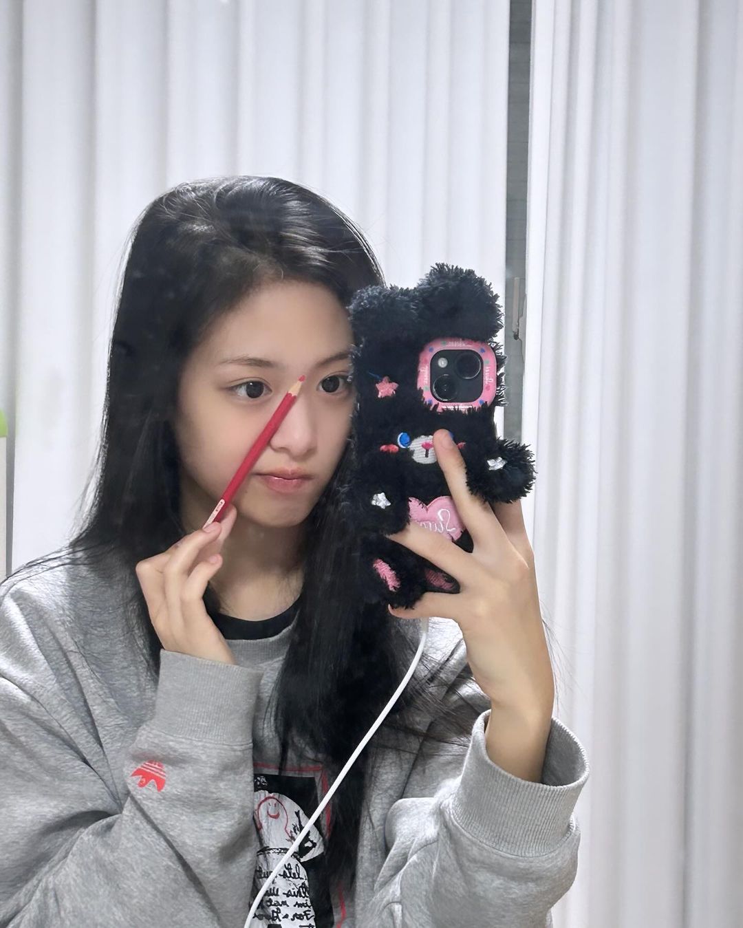 BABYMONSTER「小Jennie」Ahyeon 比臉大浮誇手機殼引熱議！網友笑：可以順便煎東西！