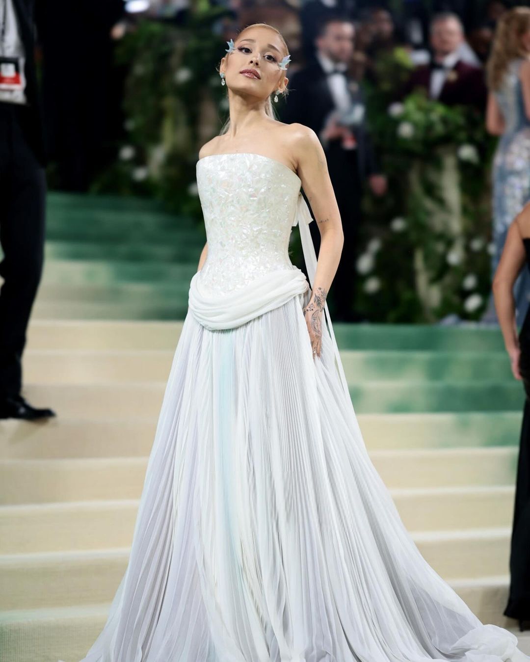 亞莉安娜絕美現身 2024 Met Gala！驚喜登台表演讓粉絲都感動哭了！