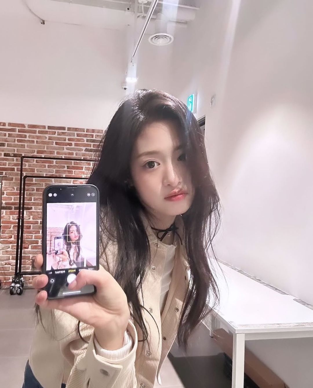 BABYMONSTER「小Jennie」Ahyeon 比臉大浮誇手機殼引熱議！網友笑：可以順便煎東西！