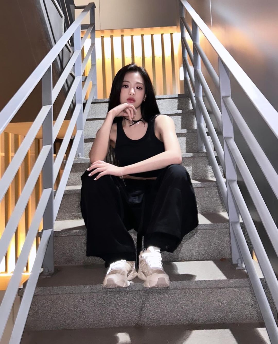 BABYMONSTER「小Jennie」Ahyeon 比臉大浮誇手機殼引熱議！網友笑：可以順便煎東西！