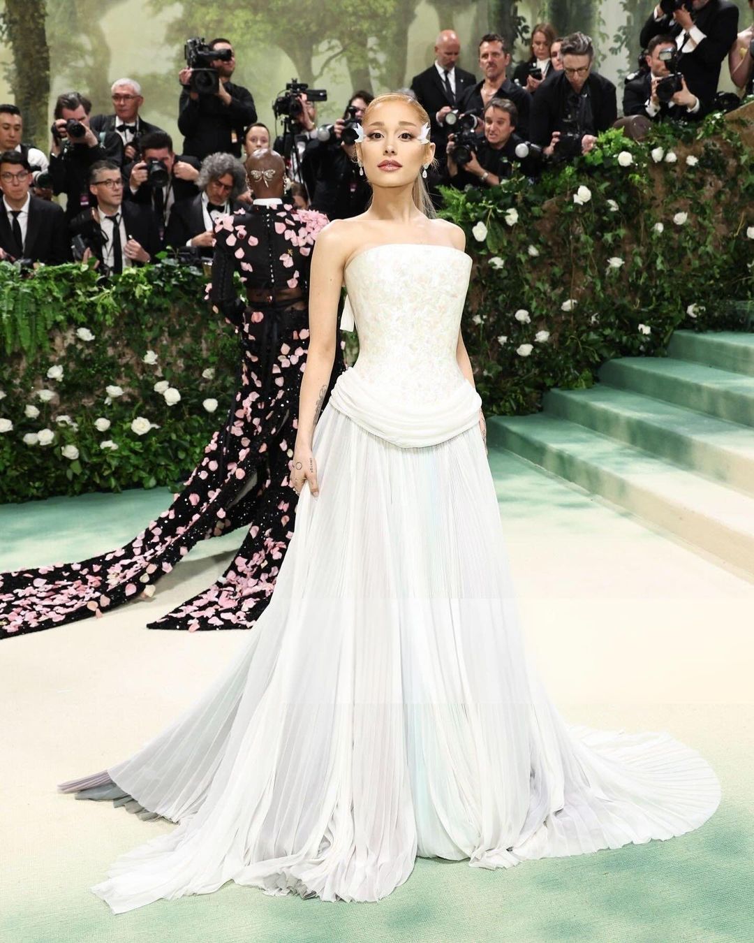 亞莉安娜絕美現身 2024 Met Gala！驚喜登台表演讓粉絲都感動哭了！