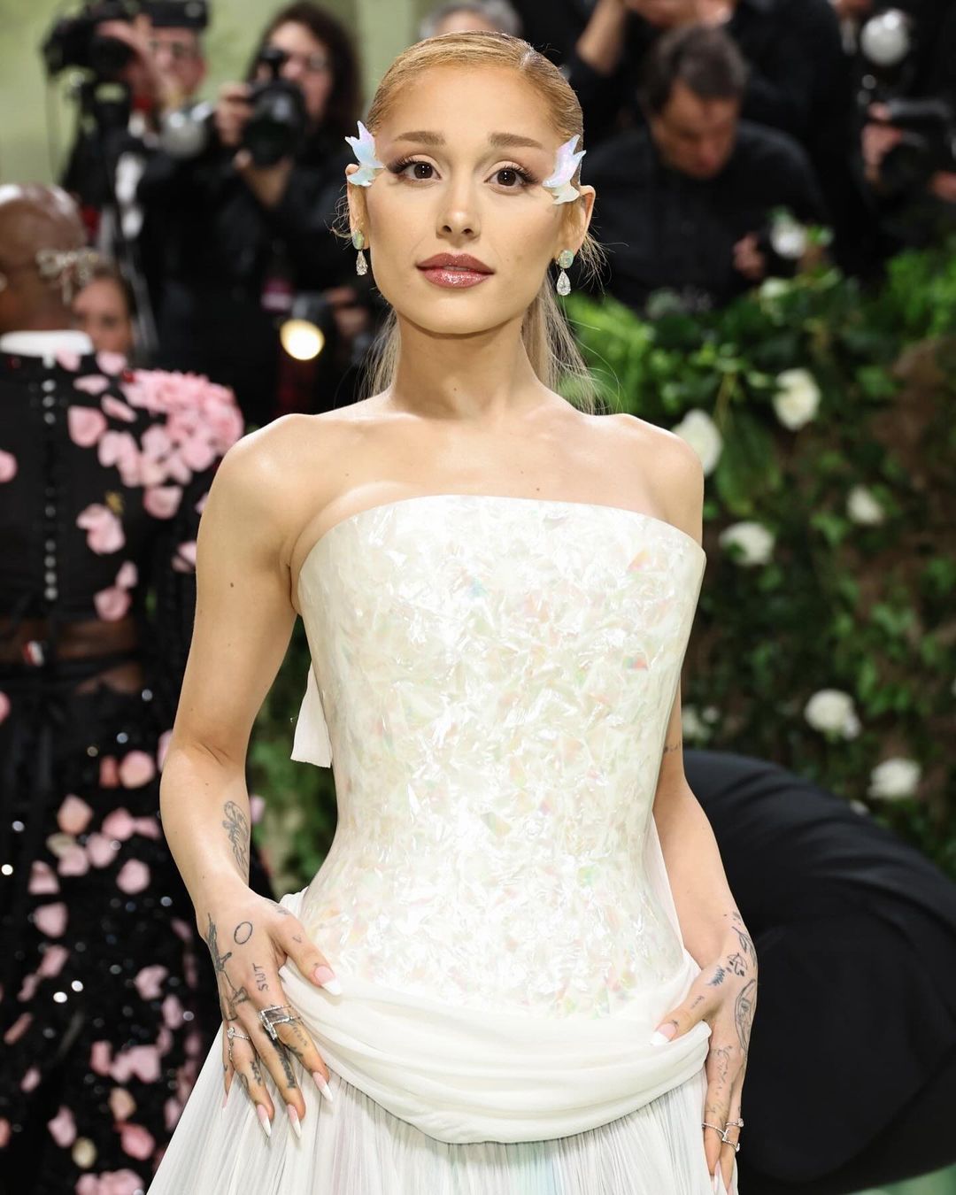亞莉安娜絕美現身 2024 Met Gala！驚喜登台表演讓粉絲都感動哭了！