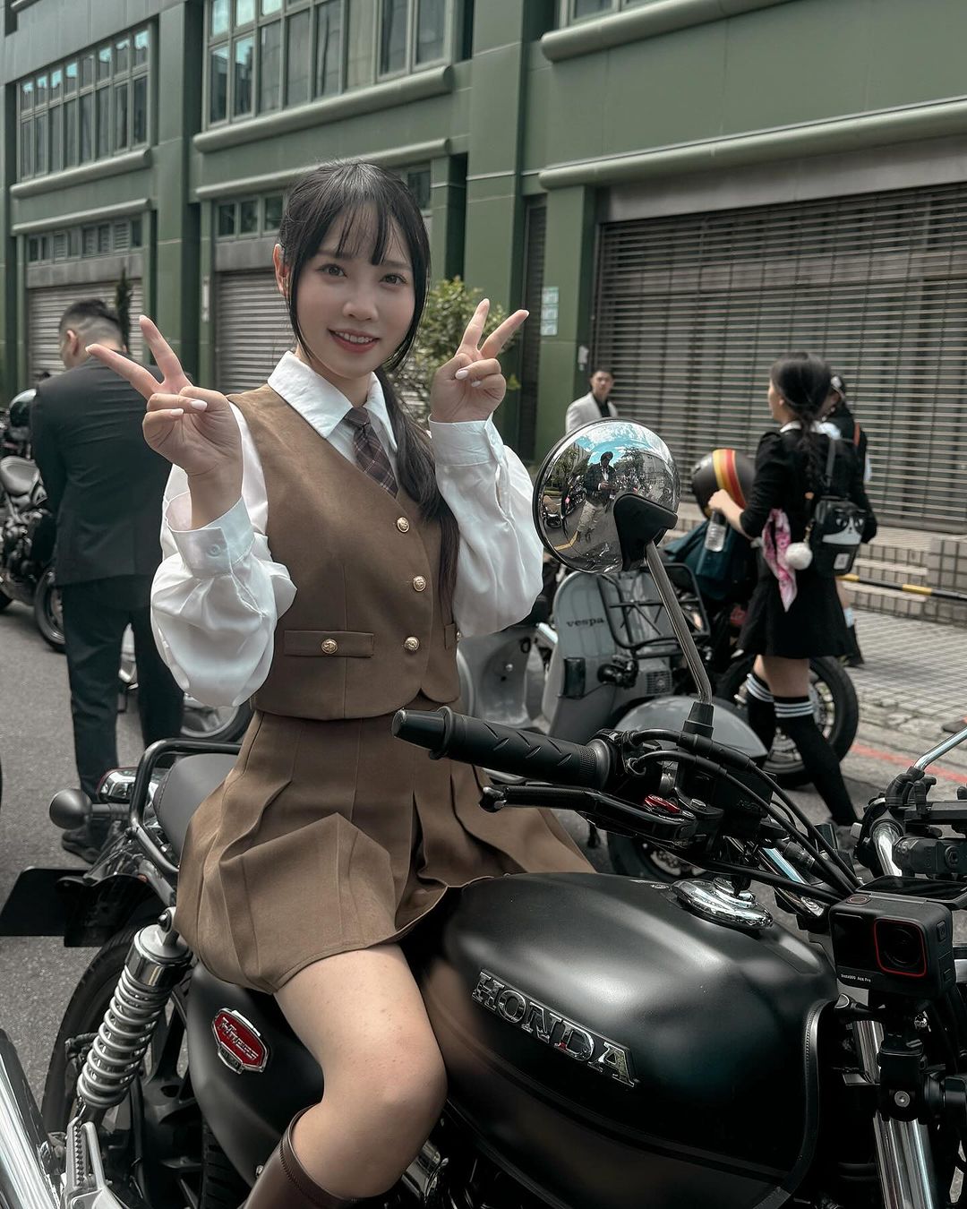 「重機女神」咪妃掀衣炫腹「馬甲線若隱若現」下秒畫面反轉自嘲：網美都騙人