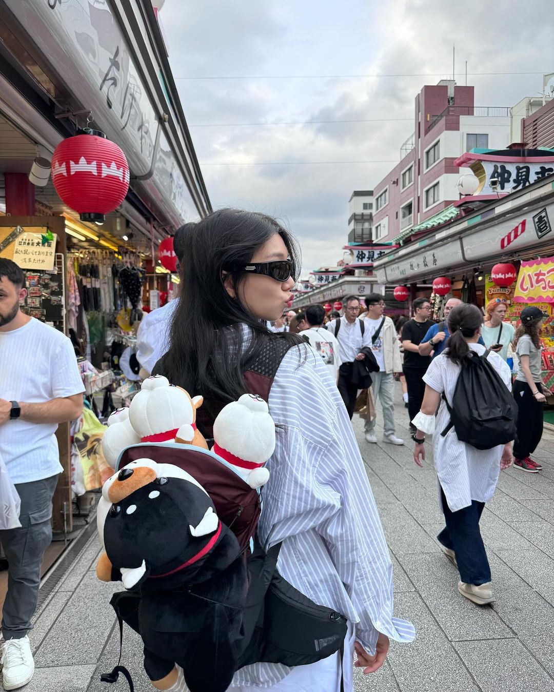 《單身即地獄3》「小 Jennie」現蹤台北街頭！劉恃蘟嗨喊「Hello Taiwan」粉絲驚喜求巧遇！