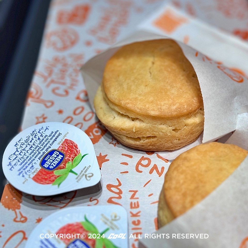 出門找新鮮｜Popeyes® 神級明星餐點「極磅爽脆炸雞、勁厚布里歐雞腿堡」搶先開箱！「秘製肯瓊風味＋牛油酥炸」更香更酥