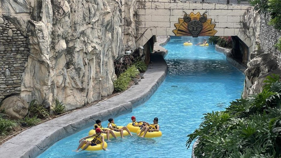 全台最大水樂園「馬拉灣」開 FUN 啦！3公尺巨浪、滑水道、人體龍舟賽...11 項水上設施嗨玩一夏